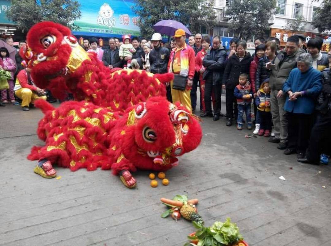 江沙斗母宫醒狮团在中国福建新春舞狮舞龙采青向民众拜年